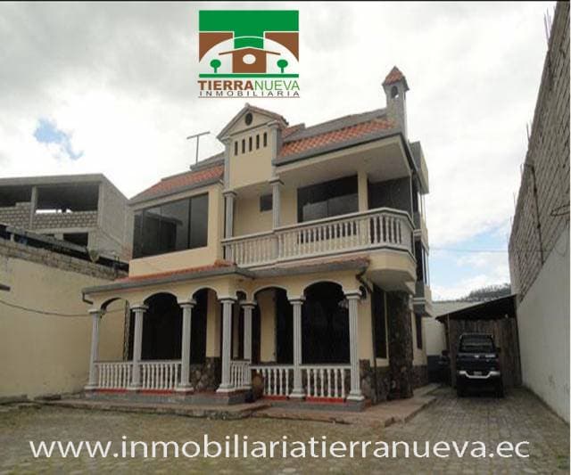 VENDO CASA EN OTAVALO AL FILO DE LA PANAMERICANA