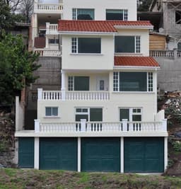 HERMOSA CASA DE TRES PISOS CON ACABADOS DE LUJO Y DE PRIMERA