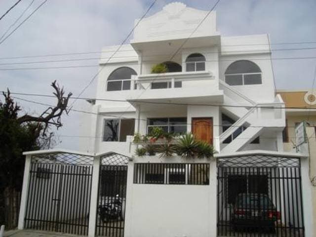 OPORTUNIDAD!!! POR VIAJE! INMOBILIARIA ALARCÓN MANTA MANABÍ VENDE HERMOSA CASA CON 3 DEPARTAMENTOS CERCANA AL MALL DEL PACIFICO