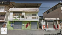 Casa con 3 locales comerciales en la Av. 25 de Julio