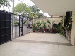 VENDO FABULOSA CASA DE TRES PLANTAS, MUY VERSATIL EN URDESA CENTRAL CON JARDIN