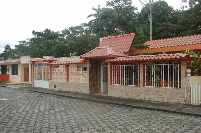CASA CON EXCELENTES TERMINADOS EN URBANIZACION PRIVADA — foto 1