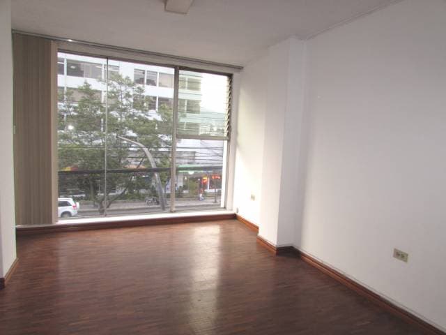 EDIFICIO EN VENTA 2100m2  AV. 6 DE DICIEMBRE SECTOR MULTICENTRO — foto 2