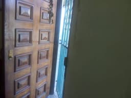 VENDO CASA DE 2 PISOS, CENTRAL SECTOR PORTETE.