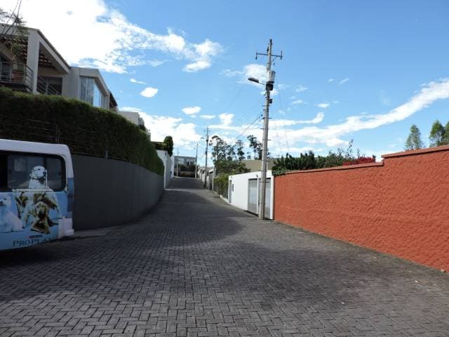 HERMOSO TERRENO DE 200 m2 CUMBAYÁ — foto 2