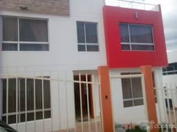 RENTO CASA POR ESTRENAR, 3 DORMITORIOS  EN TUMBACO SECTOR EL ARENA