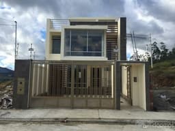 SE VENDE HERMOSA CASA DE TRES PLANTAS POR ESTRENAR, UBICACION Y VISTA PRIVILEGIADA, SECTOR DE ALTA PLUSVALIA