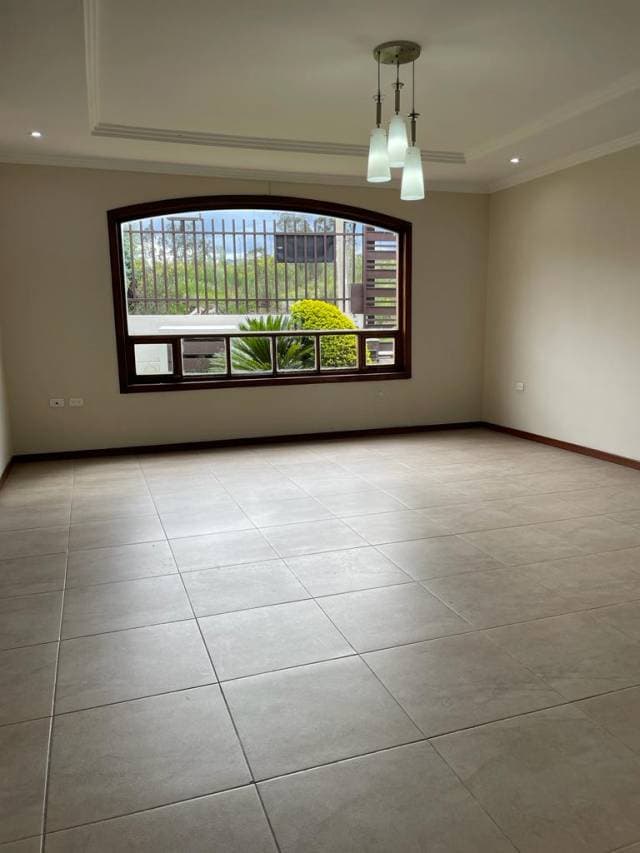 HERMOSA CASA EN VENTA / SECTOR CHALLUABANBA - CUENCA — foto 3
