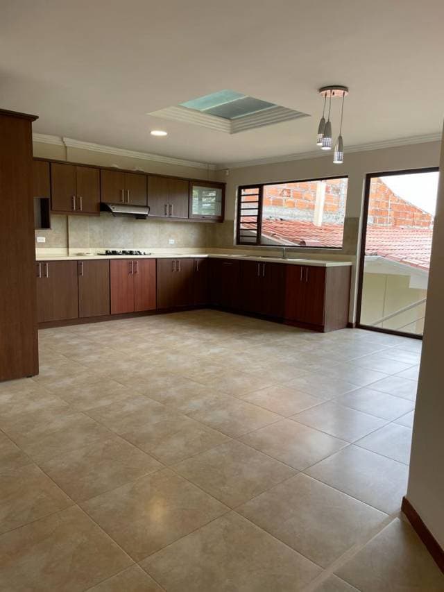 HERMOSA CASA EN VENTA / SECTOR CHALLUABANBA - CUENCA — foto 5