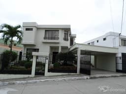 VENDO VILLA DE 2 PLANTAS EN CEIBOS NORTE MUY BUENA UBICACION DENTRO DE LA URBANIZACION