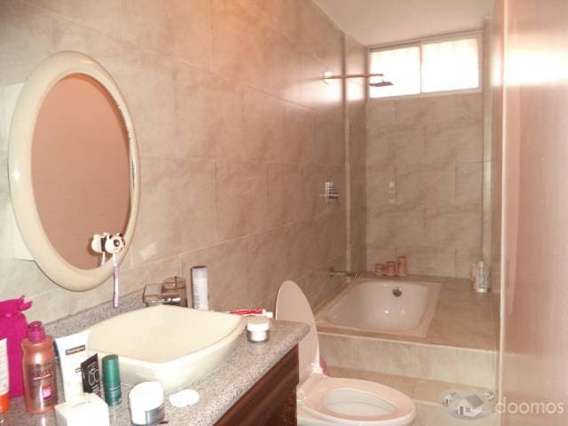VENDO CASA CON ACABADOS DE PRIMERA EN LA CDLA. IMBAYA — foto 4