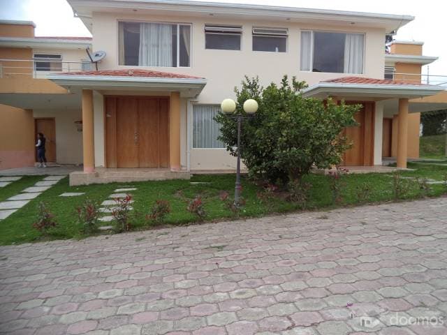 VENDO LUJOSA CASA EN PINSAQUI — foto 1