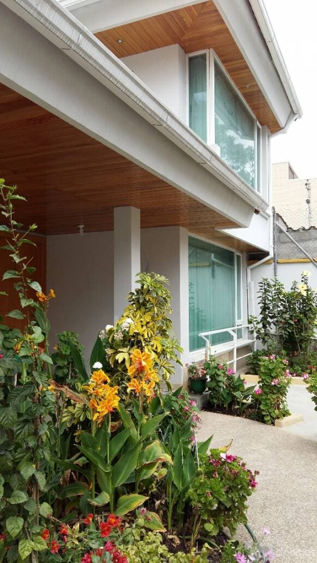 VENDO CASA CERCA DE EMBAJADA AMERICANA — foto 1