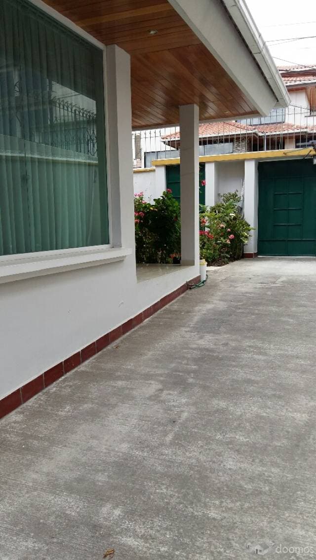 VENDO CASA CERCA DE EMBAJADA AMERICANA — foto 2