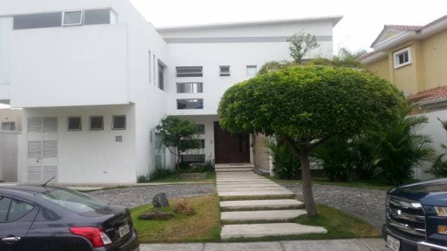 MODERNA Y LINDA CASA EN LAGUNA DEL SOL — foto 1