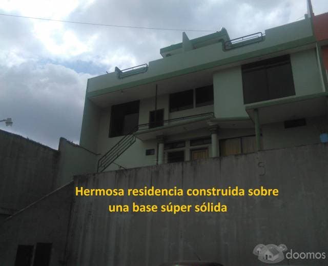 DE OPORTUNIDAD SE VENDE AMPLIA Y ELEGANTE CASA RENTERA EN EL CENTRO DE SANTO DOMINGO DE LOS COLORADOS