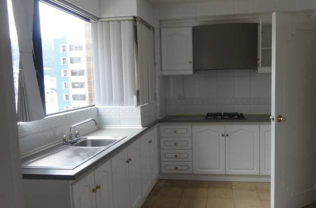 Arriendo departamento 2 dormitorios Quito Batan Alto — foto 3