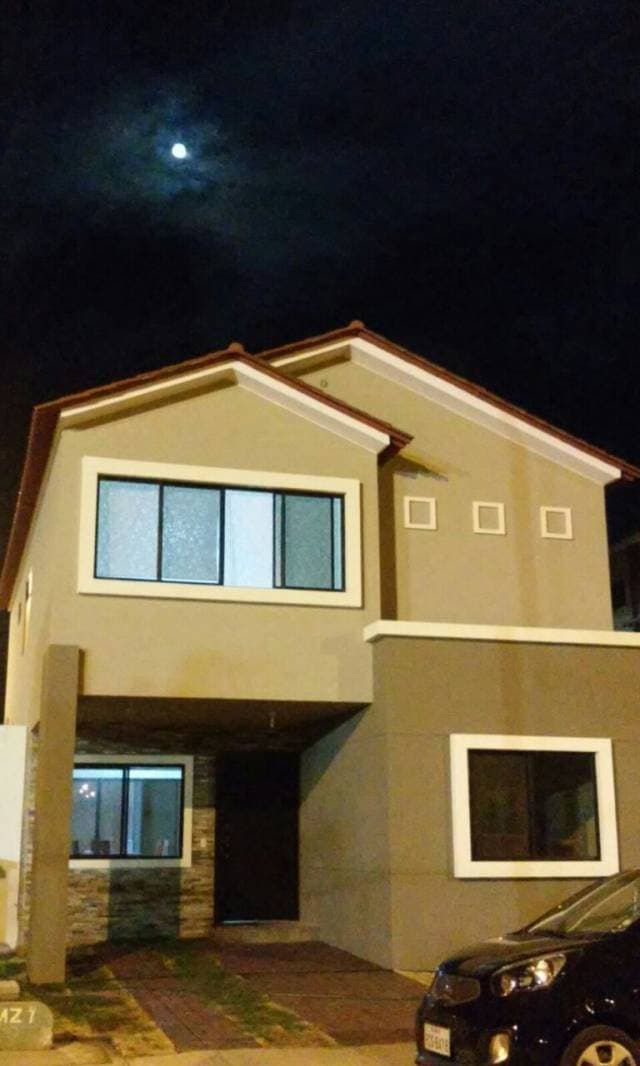 Ciudad Celeste, Hermosa casa esquinera frente al club la peninsula