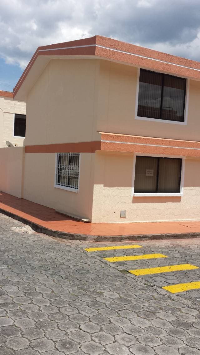 VENDO CASA DE DOS PISOS EN CONJUNTO LAS PEÑAS — foto 1