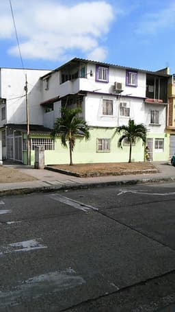 VENDO CASA DE 3 PLANTAS ACACIAS SUR DE GUAYAQUIL PRECIO NEGOCIABLE POR VIAJE