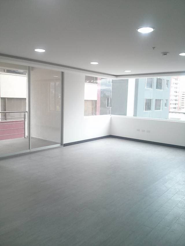 OFICINA POR ESTRENA EN AV. DE LOS SHYRIS — foto 1