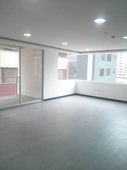 OFICINA POR ESTRENA EN AV. DE LOS SHYRIS