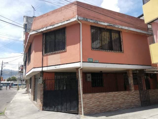Se Vende casa esquinera con local comercial, garaje, Ubicada en Solanda — foto 1