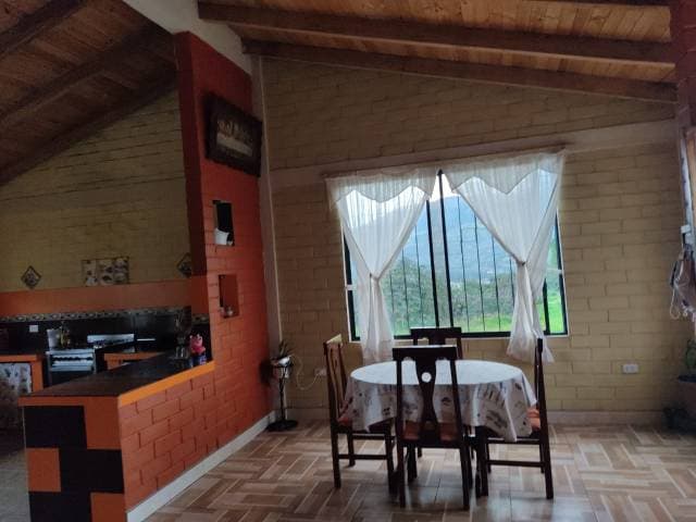 EN VENTA CASA CON TERRENO — foto 1