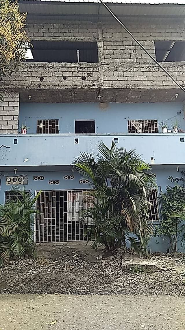 Casa de tres pisos 8x16 — foto 1