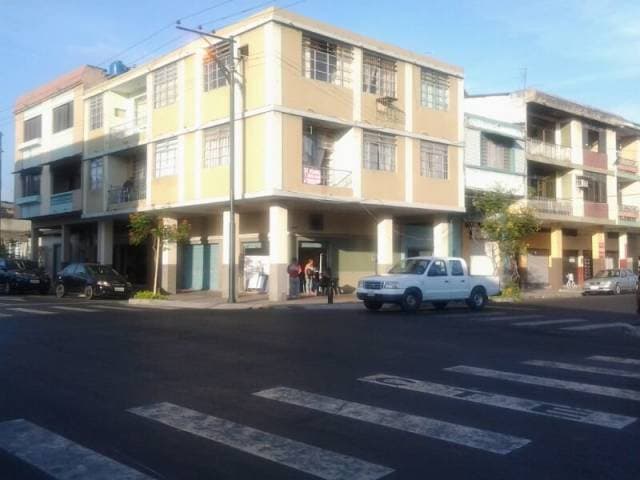 Edificio residencial y comercial de 3 pisos en centro de Guayaquil — foto 2