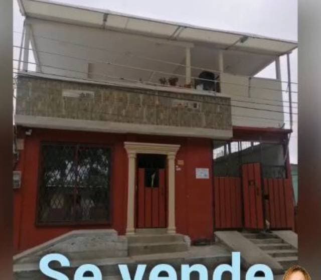 Casa de dos pisos con terraza en venta, Manta — foto 1