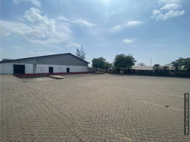 ¡Se vende bodega con amplio terreno en Guayaquil Vía Daule Inmaconsa!