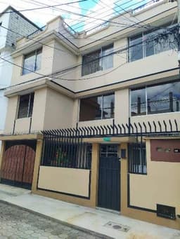 VENDO CASA TRES PLANTAS SUR DE QUITO STA. ANITA  3 DEPART. 3 DORMT.CADA UNO CERCA DEL CC."ATAHUALPA"