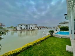 LINDA VILLA EN AIRES DE BATAN CON VISTA AL LAGO