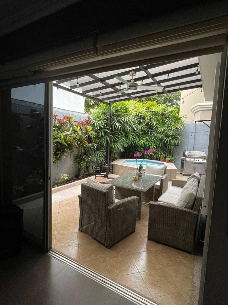 LINDA VILLA CON 4 DORM. PLAZA REAL, SAMBORONDON — foto 5