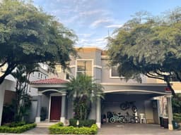 LINDA VILLA CON 4 DORM. PLAZA REAL, SAMBORONDON
