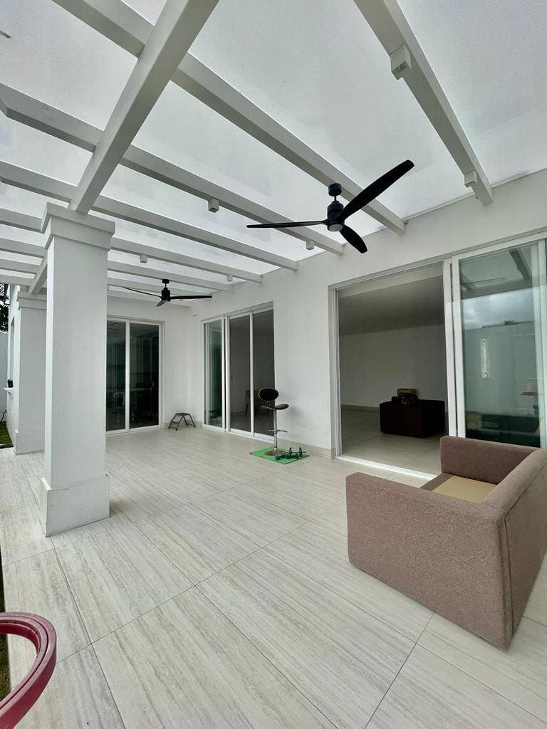 LINDA VILLA EN PUERTO MOCOLI DE VENTA O ALQUILER — foto 8