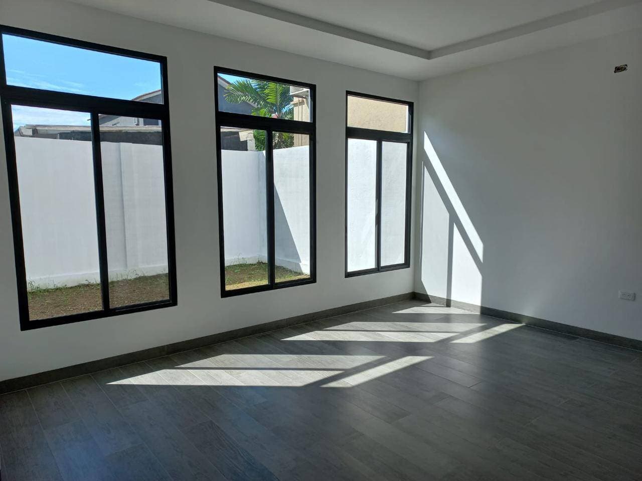 VILLA MEDIANERA A LA VENTA EN SAMBORONDON — foto 5