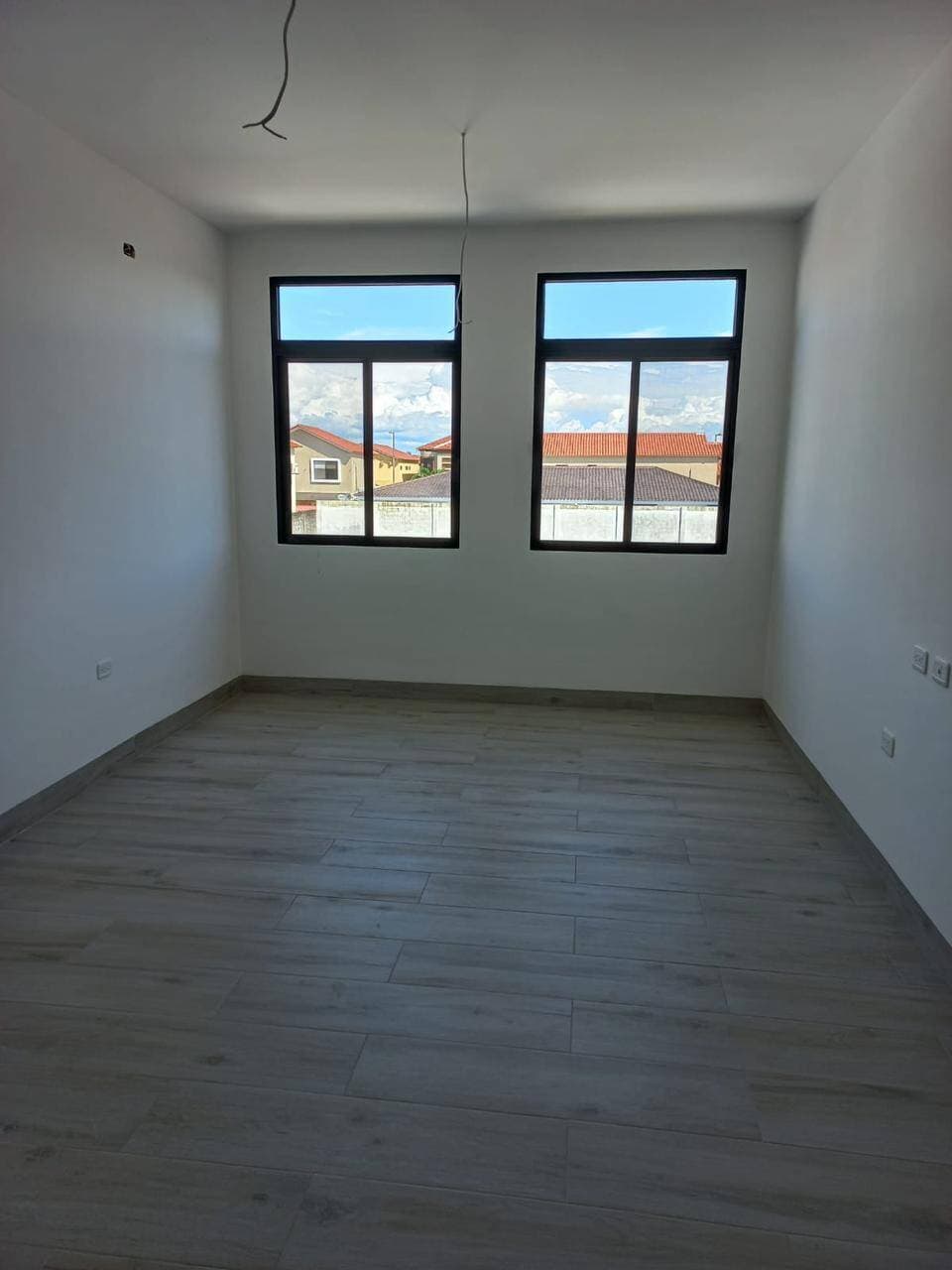 VILLA MEDIANERA A LA VENTA EN SAMBORONDON — foto 11