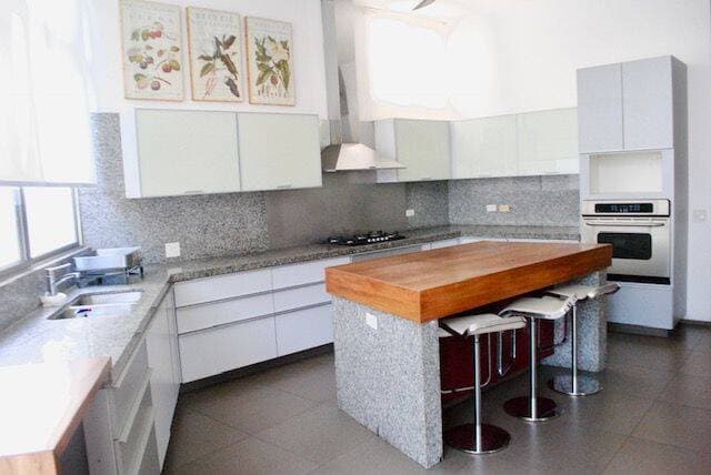 LINDA VILLA CON VISTA AL RIO DE VENTA EN ISLA SOL — foto 2
