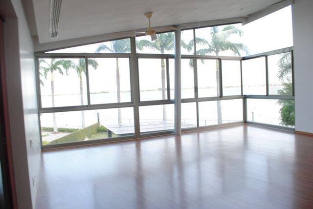 LINDA VILLA CON VISTA AL RIO DE VENTA EN ISLA SOL — foto 15