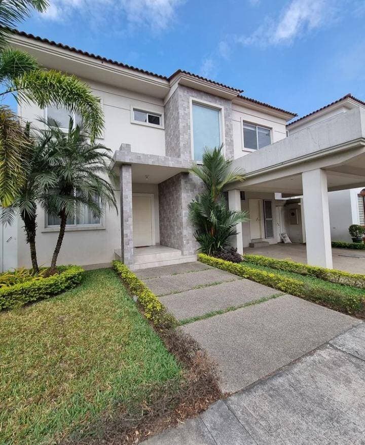 VENTA DE LINDA VILLA EN LA VÍA SAMBORONDON — foto 1