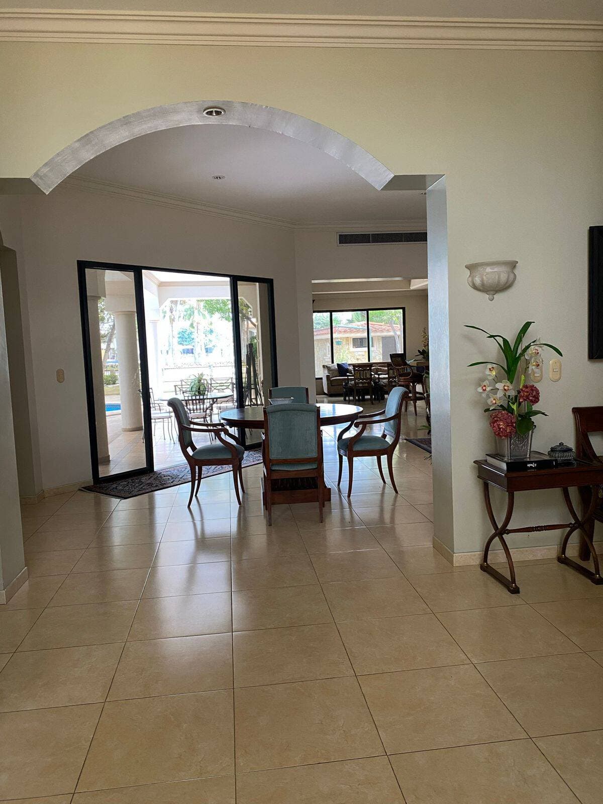 LINDA VILLA AL LAGO A LA VENTA EN LAGUNA DORADA — foto 1