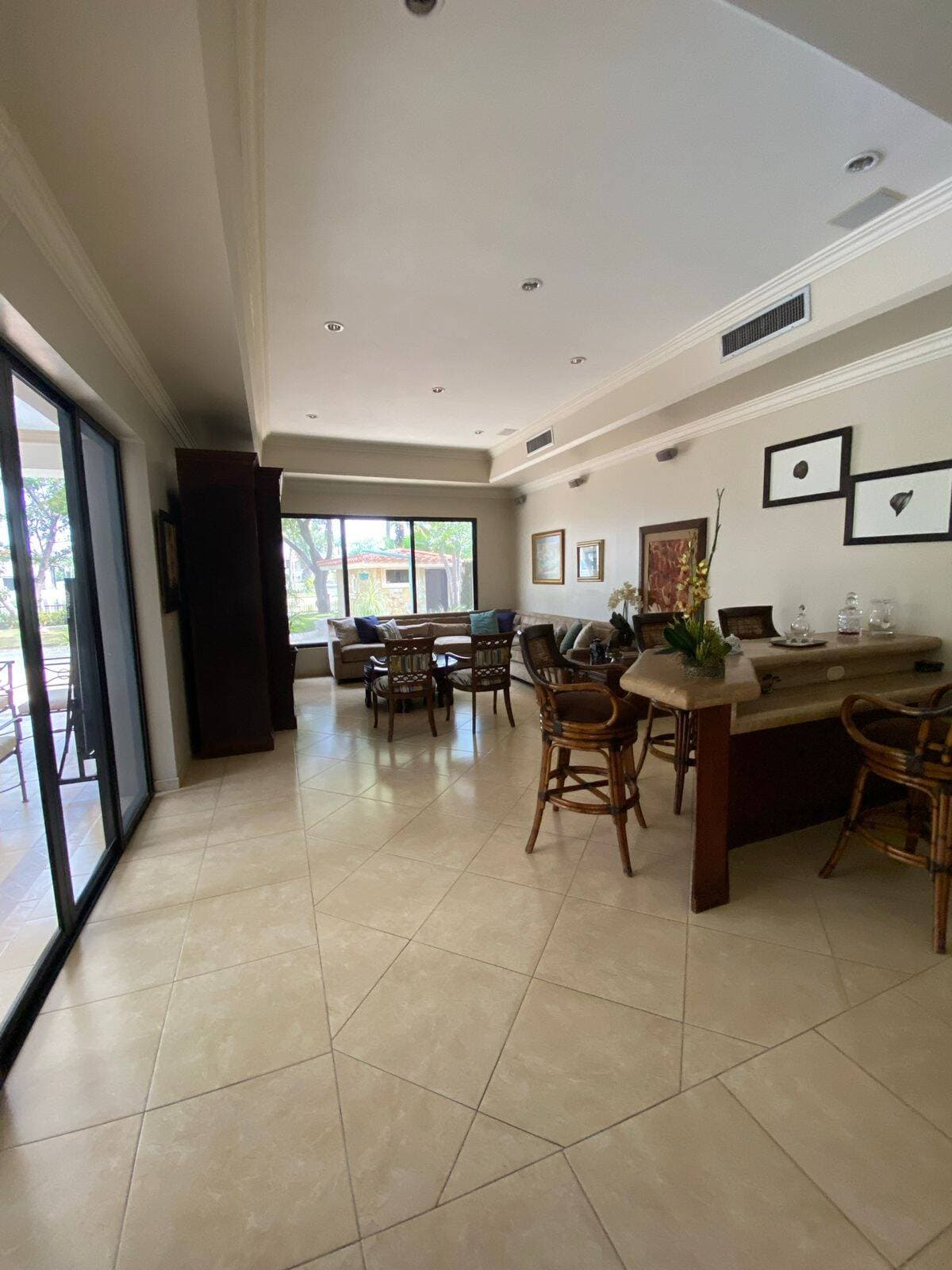 LINDA VILLA AL LAGO A LA VENTA EN LAGUNA DORADA — foto 6