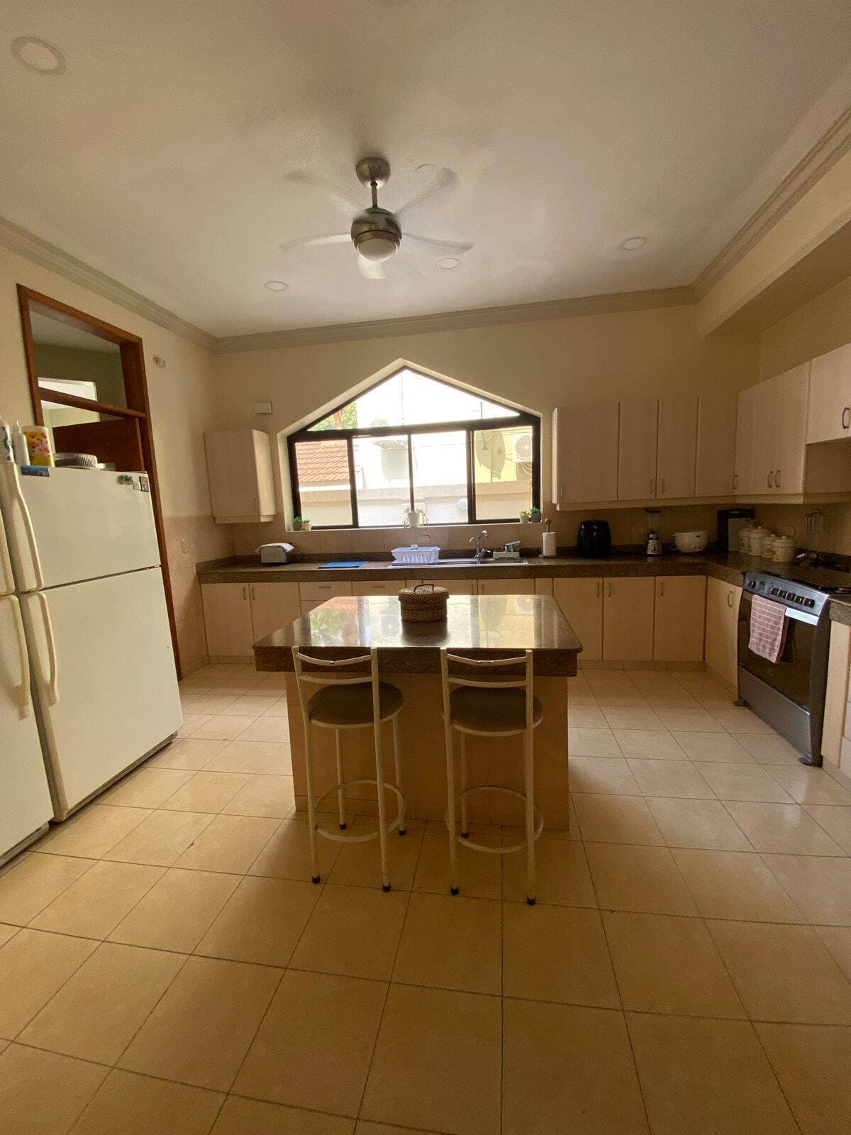LINDA VILLA AL LAGO A LA VENTA EN LAGUNA DORADA — foto 7