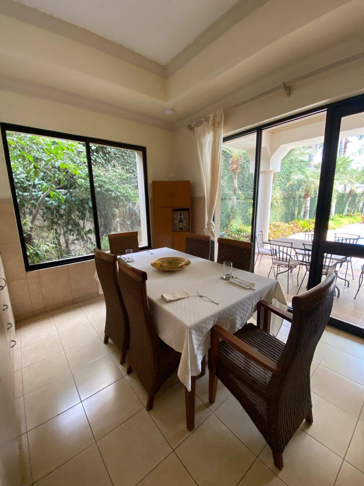 LINDA VILLA AL LAGO A LA VENTA EN LAGUNA DORADA — foto 8