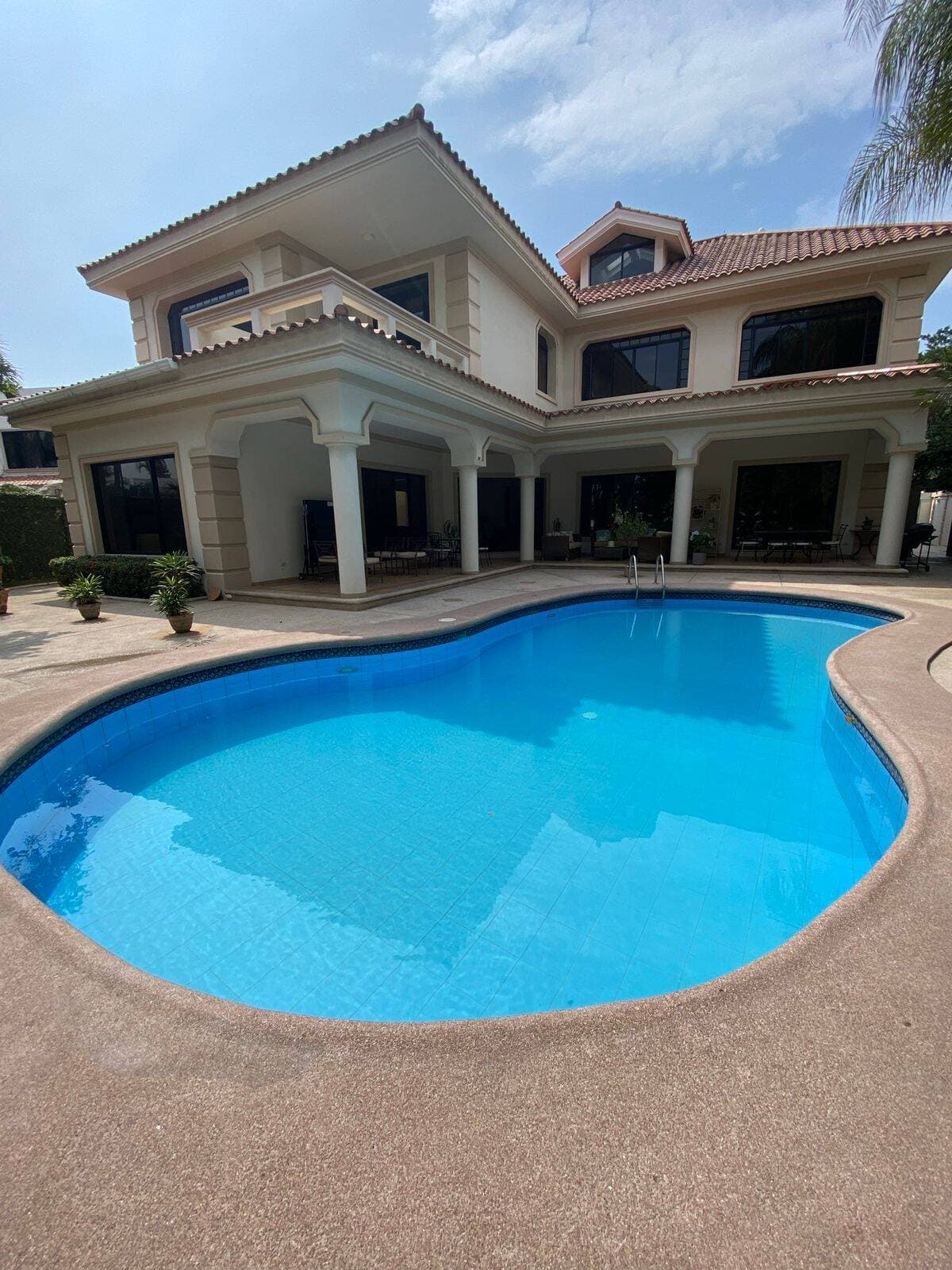 LINDA VILLA AL LAGO A LA VENTA EN LAGUNA DORADA — foto 9