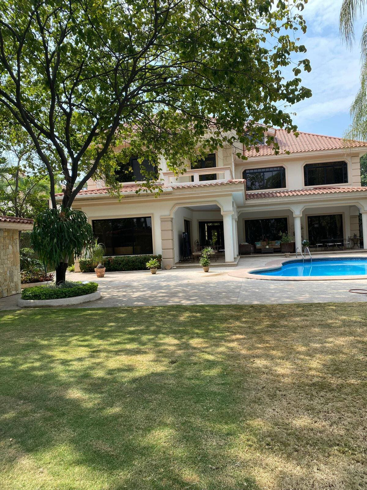 LINDA VILLA AL LAGO A LA VENTA EN LAGUNA DORADA — foto 10