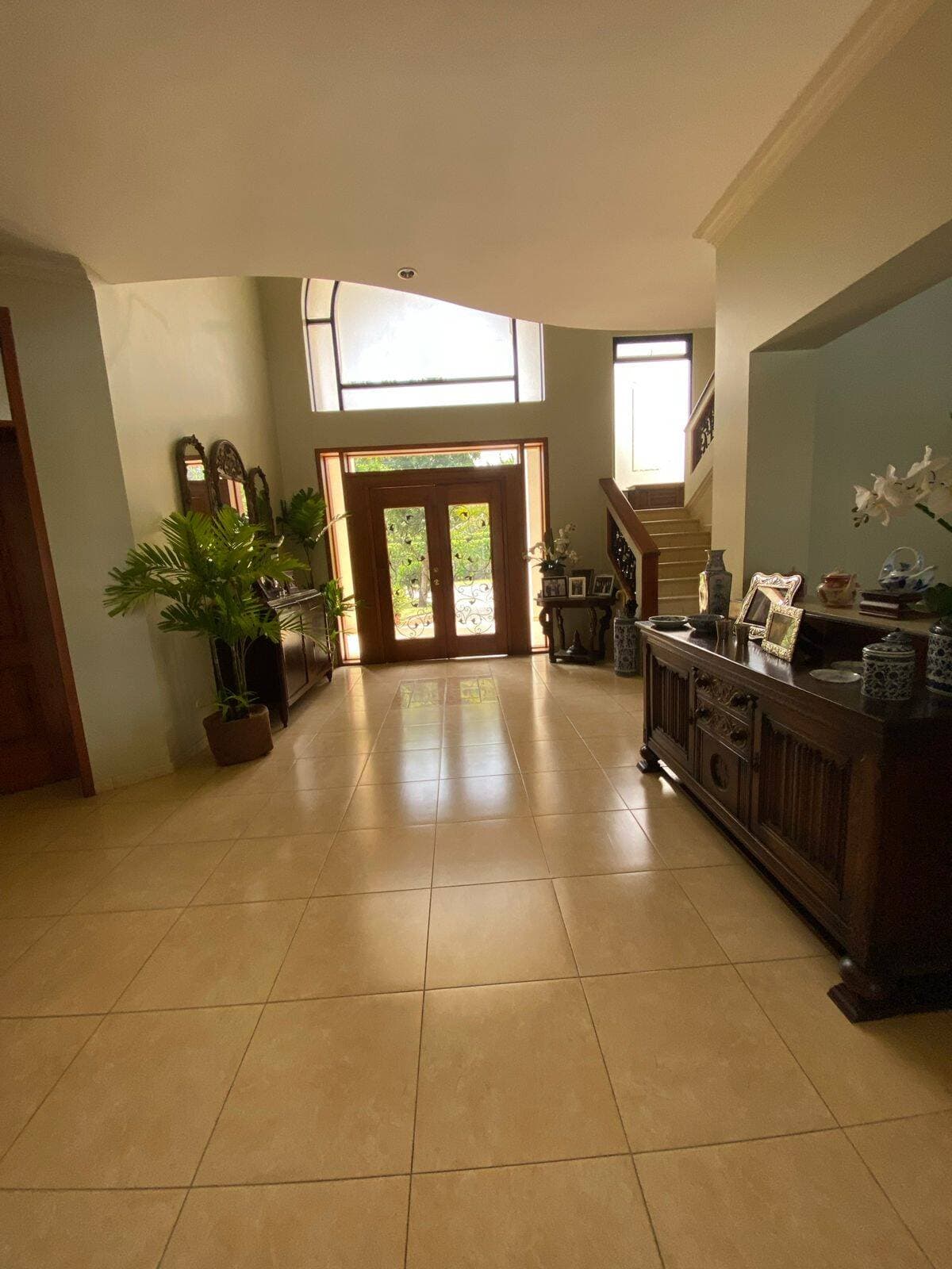 LINDA VILLA AL LAGO A LA VENTA EN LAGUNA DORADA — foto 12