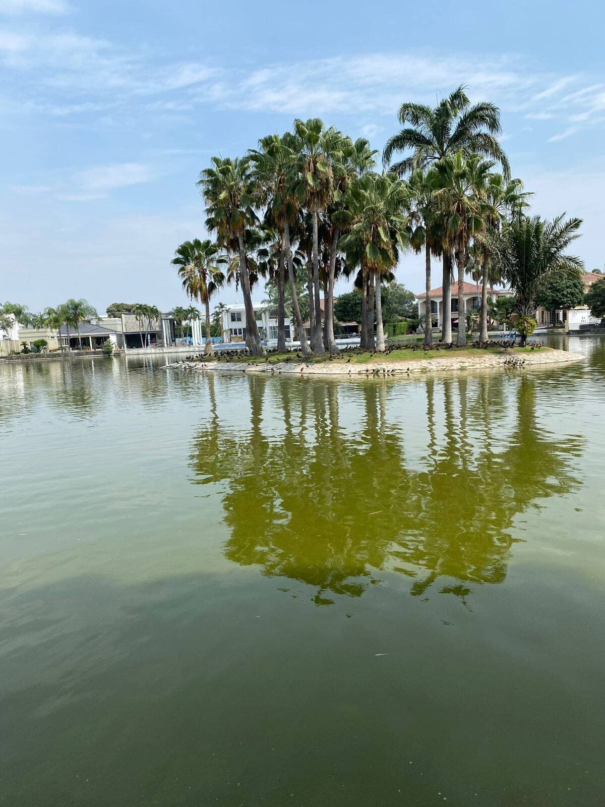 LINDA VILLA AL LAGO A LA VENTA EN LAGUNA DORADA — foto 14